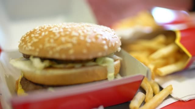How does fast food contribute to obesity? How does fast food contribute to obesity?