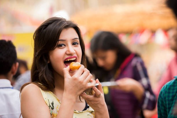 How do street food vendors adapt to seasonal changes in ingredients? How do street food vendors adapt to seasonal changes in ingredients?